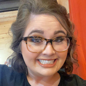 Meet your Posher, Lora